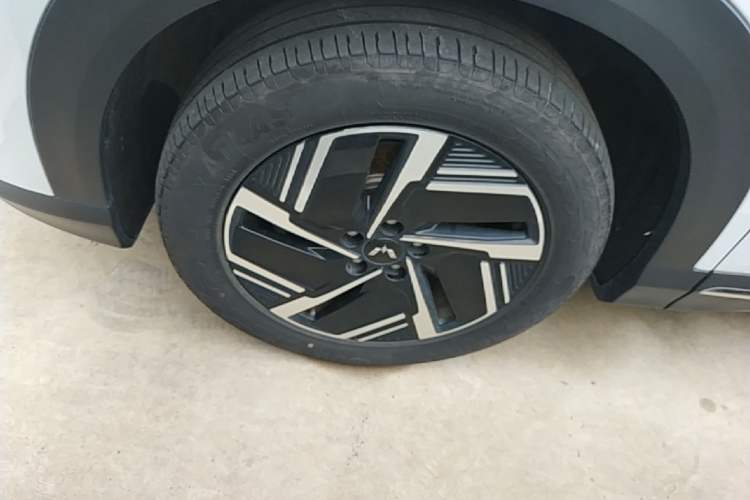 Used Wuling Xingguang S 2024 510km Flagship Edition Left Front Wheel Hub