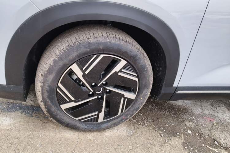 Used Wuling Xingguang S 2024 130 km Flagship Version Left Front Wheel Hub