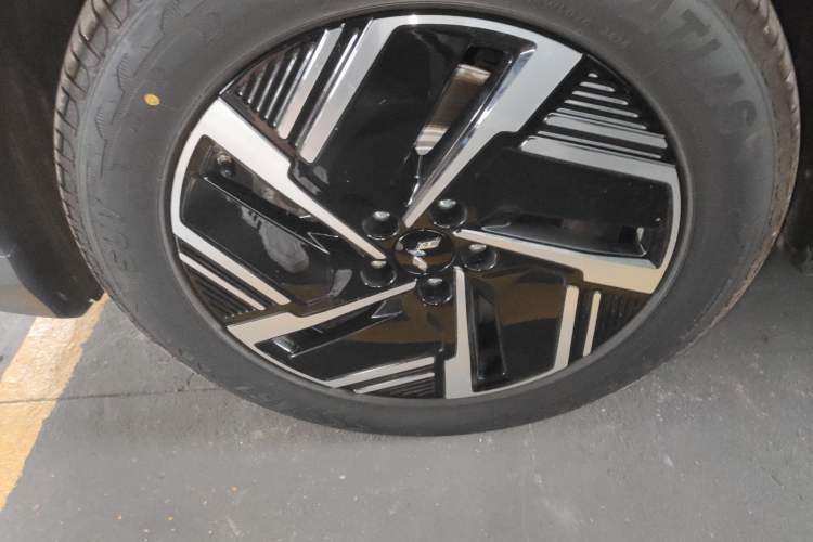 Used Wuling Xingguang S 2024 130km Flagship Version Left Front Wheel Hub