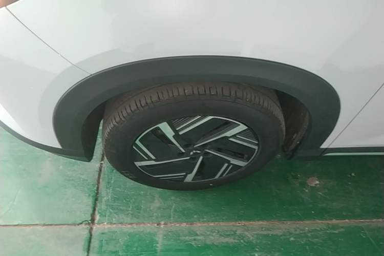 Used Wuling Xingguang S 2024 130 km Flagship Version Left Front Wheel Hub