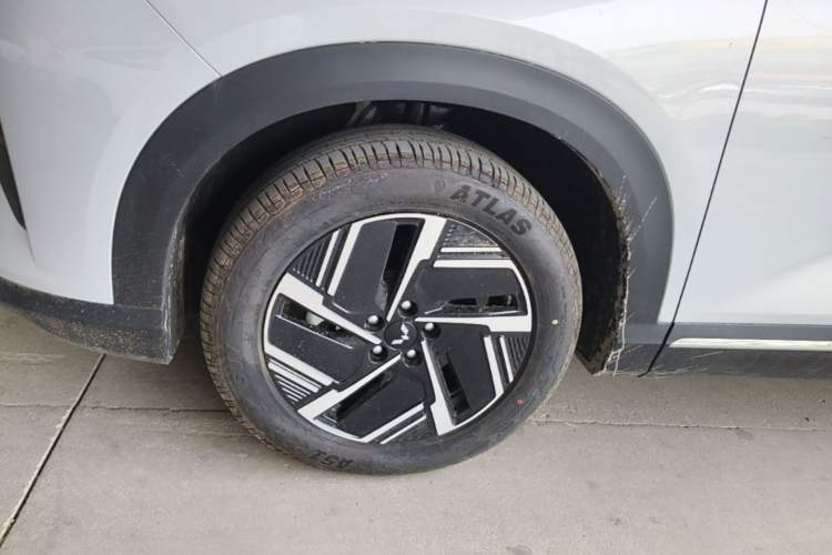 Used Wuling Xingguang S 2024 130 km Flagship Version Left Front Wheel Hub