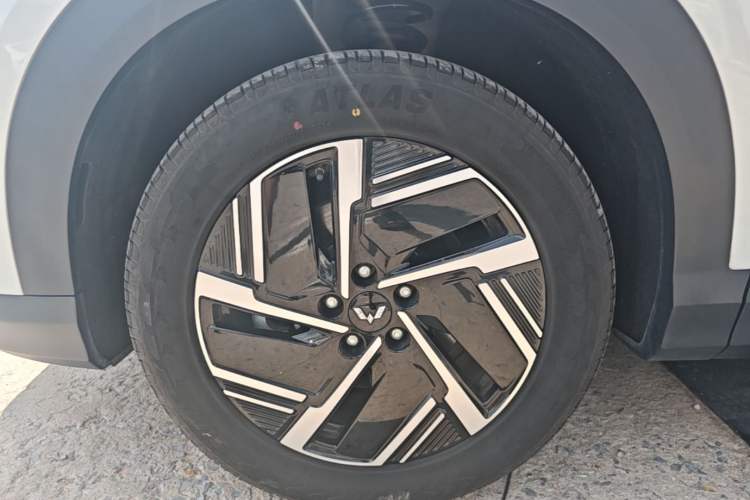 Used Wuling Xingguang S 2024 130 km Flagship Version Left Front Wheel Hub