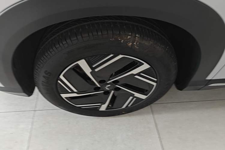 Used Wuling Xingguang S 2024 130 km Flagship Version Left Front Wheel Hub