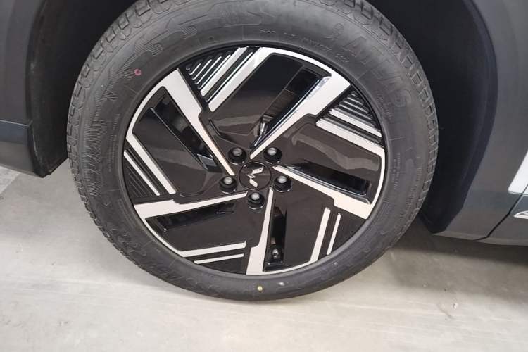 Used Wuling Xingguang S 2024 130 km Flagship Version Left Front Wheel Hub