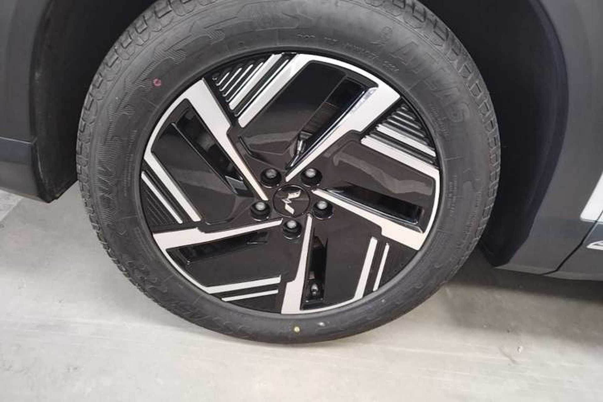 Used Wuling Xingguang S 2024 130 km Flagship Version Left Front Wheel Hub