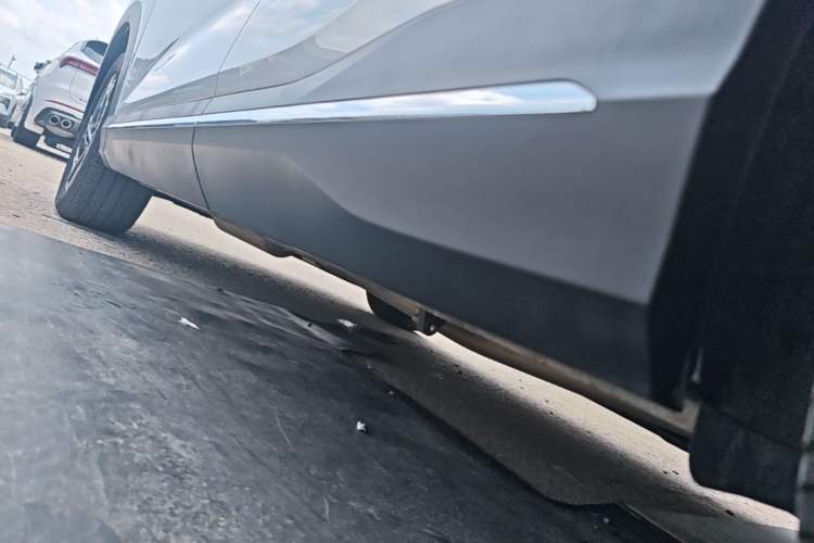 Used Wuling Xingguang S 2024 130 km Flagship Version Left Side Sill