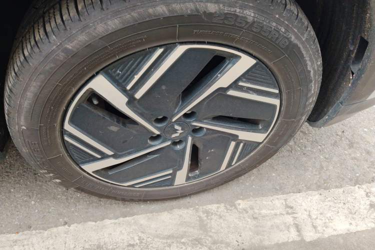 Used Wuling Xingguang S 2024 130km Flagship Version Right Front Wheel Hub