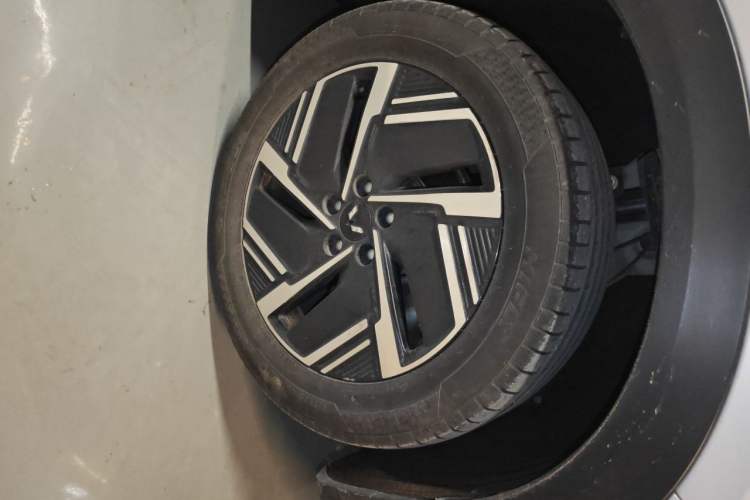 Used Wuling Xingguang S 2024 510km Flagship Edition Right Front Wheel Hub