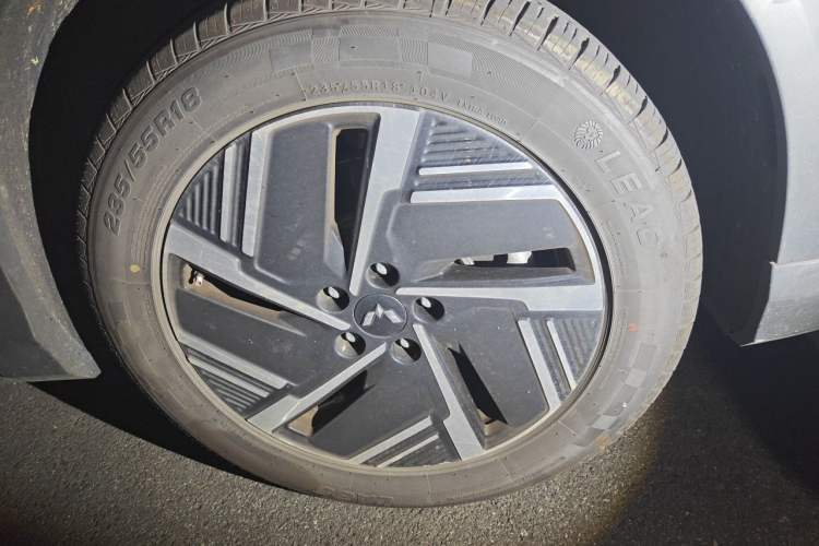 Used Wuling Xingguang S 2024 130 km Flagship Version Right Front Wheel Hub
