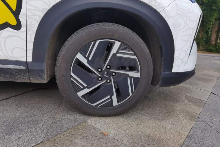 Used Wuling Xingguang S 2024 130 km Flagship Version Right Front Wheel Hub