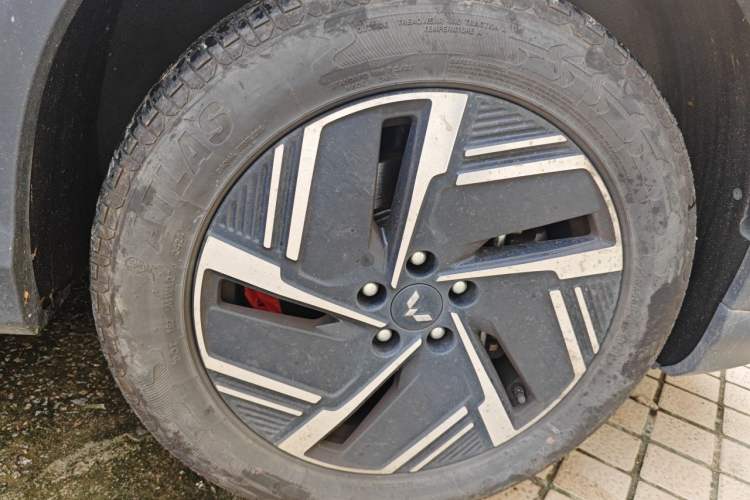 Used Wuling Xingguang S 2024 130km Flagship Version Right Front Wheel Hub