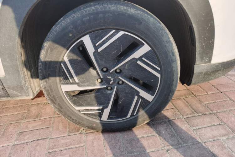 Used Wuling Xingguang S 2024 510km Flagship Edition Right Front Wheel Hub