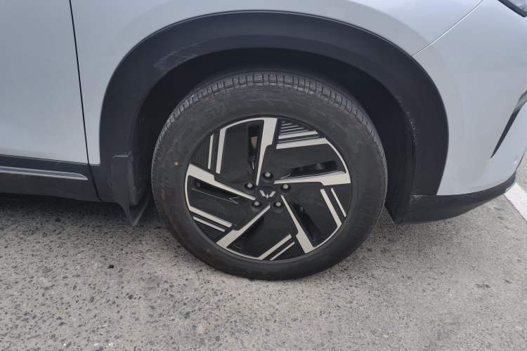 Used Wuling Xingguang S 2024 510km Flagship Edition Right Front Wheel Hub