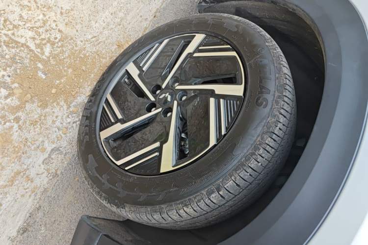 Used Wuling Xingguang S 2024 130km Flagship Version Right Front Wheel Hub
