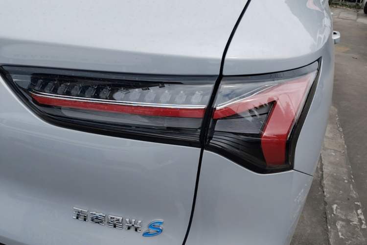 Used Wuling Xingguang S 2024 510 km Flagship Version Right Rear Taillight