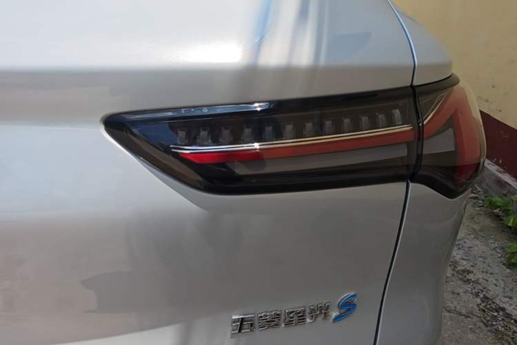 Used Wuling Xingguang S 2024 130 km Flagship Version Right Rear Taillight
