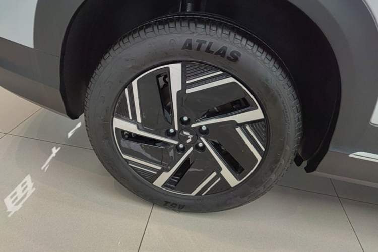 Used Wuling Xingguang S 2024 130 km Flagship Version Right Rear Wheel Hub