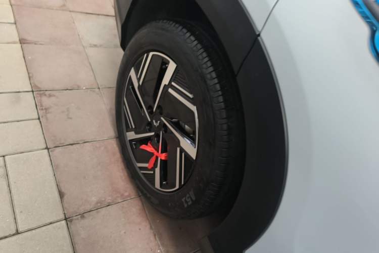 Used Wuling Xingguang S 2024 130 km Flagship Version Right Rear Wheel Hub