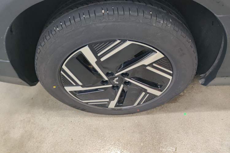 Used Wuling Xingguang S 2024 510km Flagship Edition Right Rear Wheel Hub