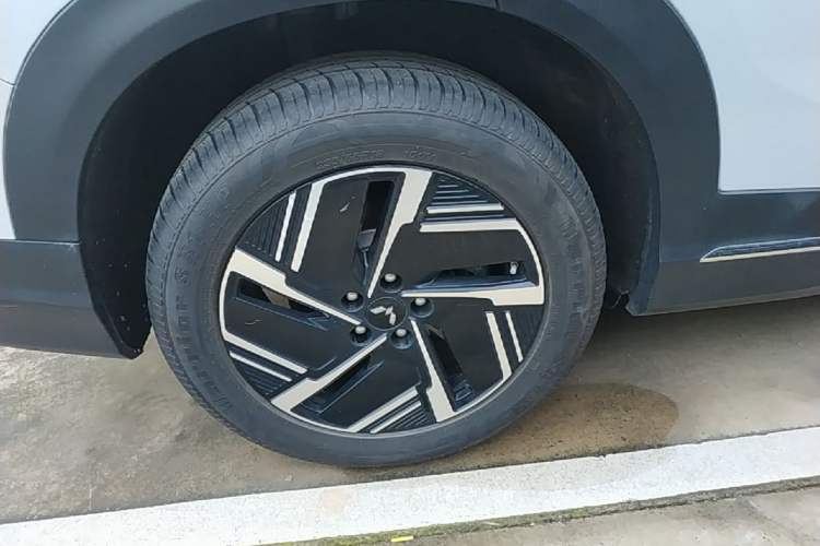 Used Wuling Xingguang S 2024 510km Flagship Edition Right Rear Wheel Hub