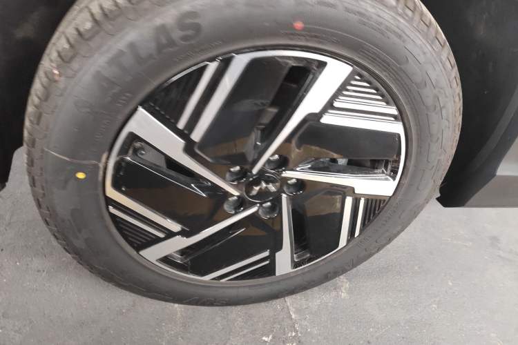 Used Wuling Xingguang S 2024 130km Flagship Version Right Rear Wheel Hub