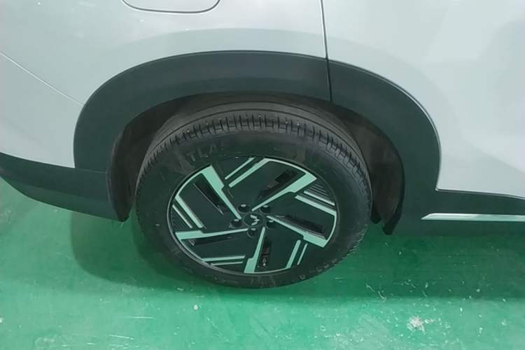 Used Wuling Xingguang S 2024 130 km Flagship Version Right Rear Wheel Hub