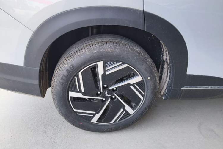 Used Wuling Xingguang S 2024 130 km Flagship Version Right Rear Wheel Hub