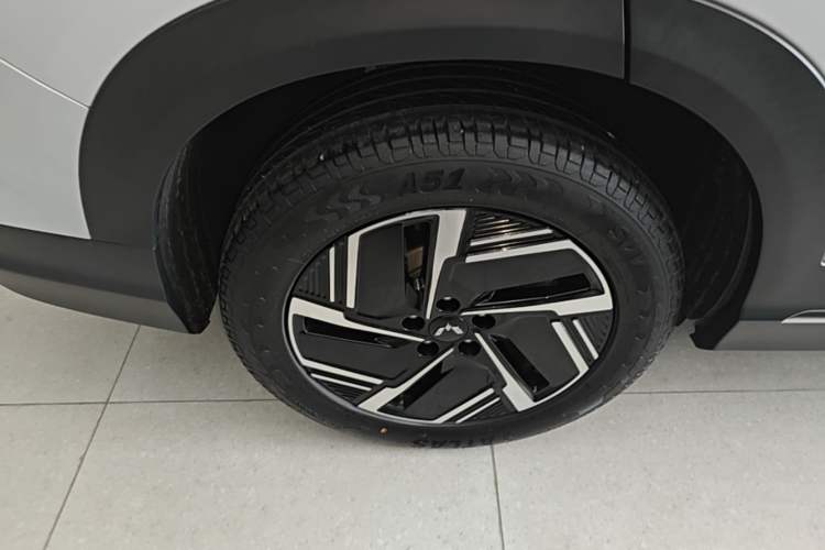 Used Wuling Xingguang S 2024 130 km Flagship Version Right Rear Wheel Hub
