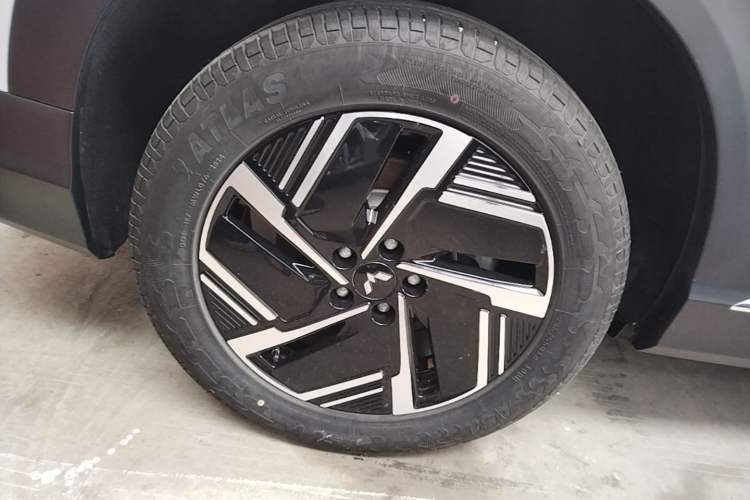 Used Wuling Xingguang S 2024 130 km Flagship Version Right Rear Wheel Hub