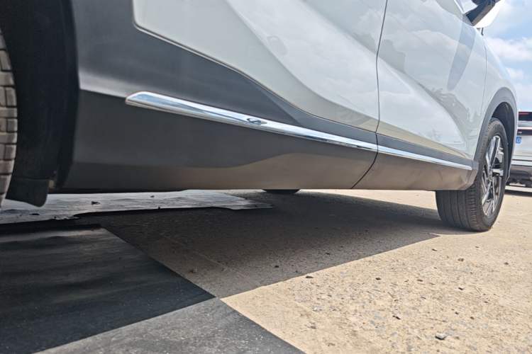 Used Wuling Xingguang S 2024 130 km Flagship Version Right Side Sill