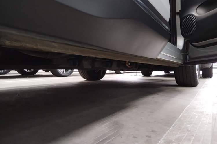 Used Wuling Xingguang S 2024 130 km Flagship Version Right Side Sill