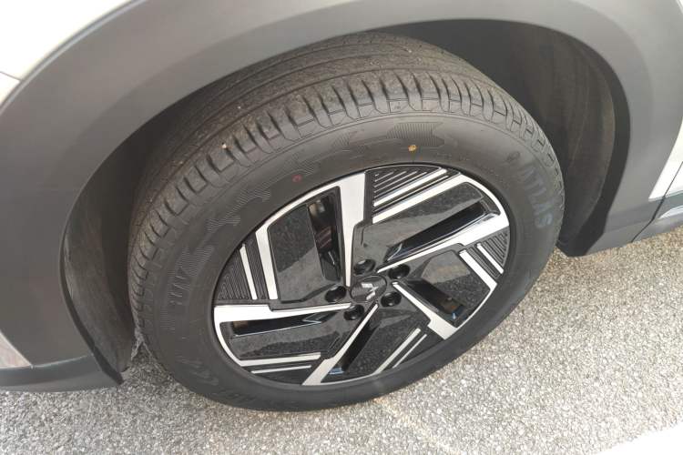 Used Wuling Xingguang S 2024 130 km Flagship Version Left Front Wheel Hub