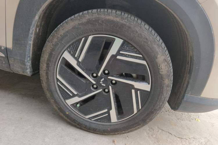 Used Wuling Xingguang S 2024 130 km Flagship Version Right Front Wheel Hub