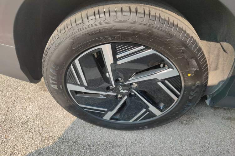Used Wuling Xingguang S 2024 130 km Flagship Version Right Rear Wheel Hub