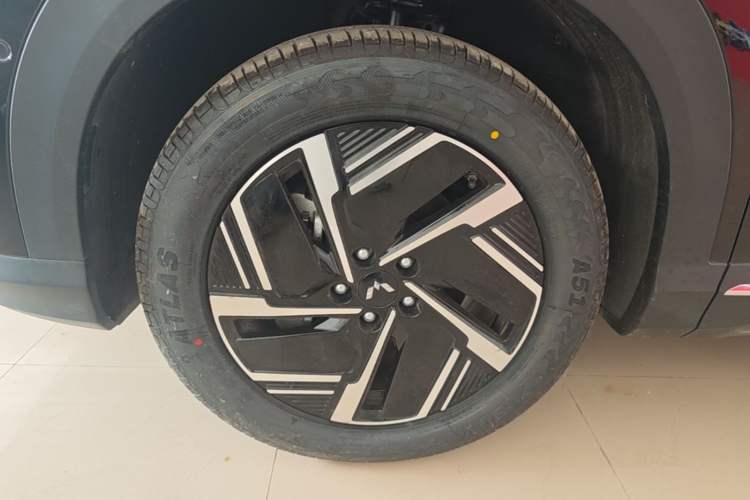 Used Wuling Xingguang S 2025 Model 510 km Flagship Version Left Front Wheel Hub