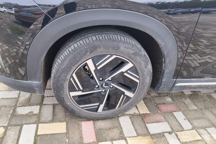 Used Wuling Xingguang S 2025 Model, 130km Flagship Edition Left Front Wheel Hub