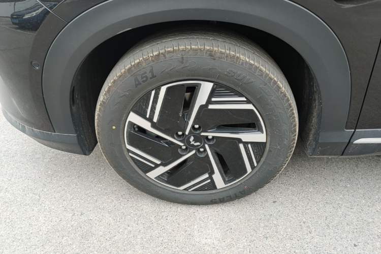 Used Wuling Xingguang S 2025 Model, 130km Flagship Edition Left Front Wheel Hub