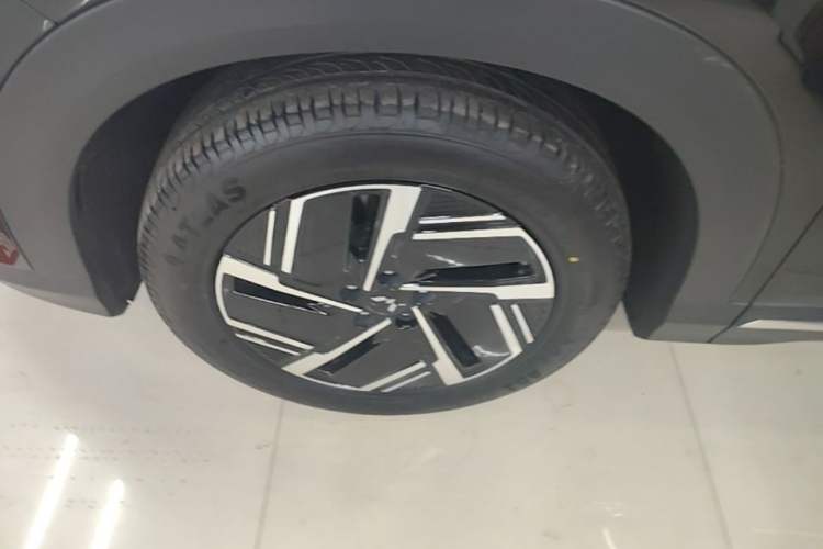 Used Wuling Xingguang S 2025 Model, 130km Flagship Edition Left Front Wheel Hub