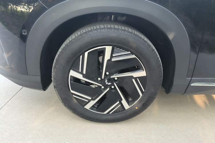 Used Wuling Xingguang S 2025 Model, 130km Flagship Edition Left Front Wheel Hub