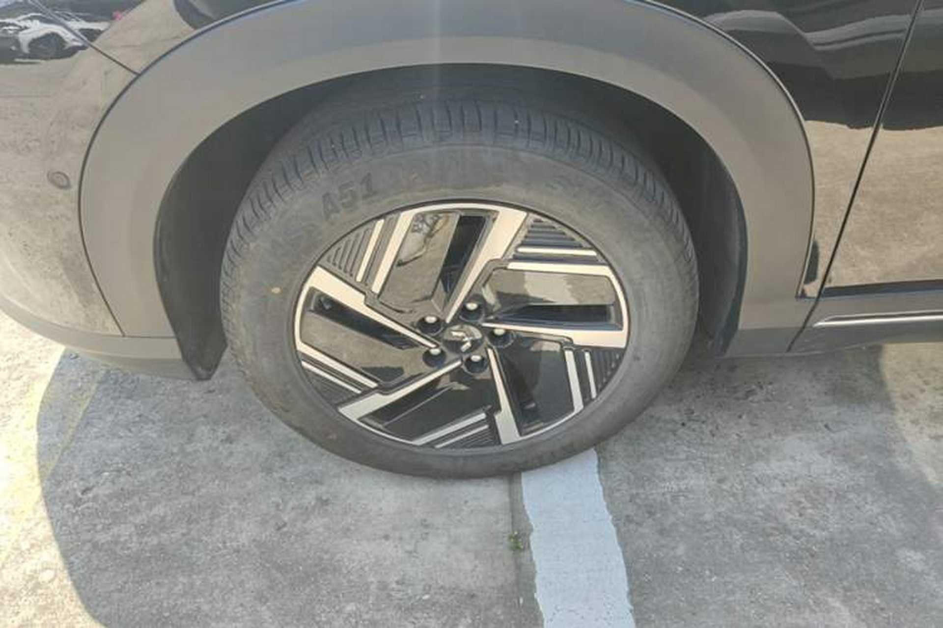 Used Wuling Xingguang S 2025 Model, 130km Flagship Edition Left Front Wheel Hub