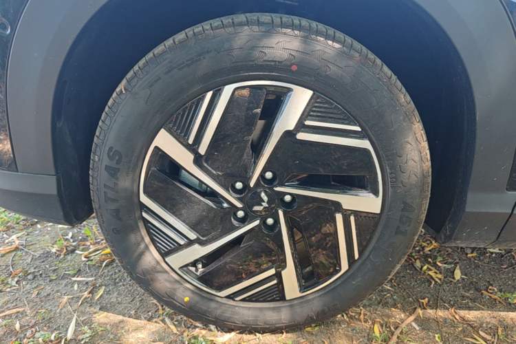 Used Wuling Xingguang S 2025 Model 510 km Flagship Version Left Front Wheel Hub