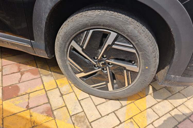 Used Wuling Xingguang S 2025 Model, 130km Flagship Edition Right Front Wheel Hub