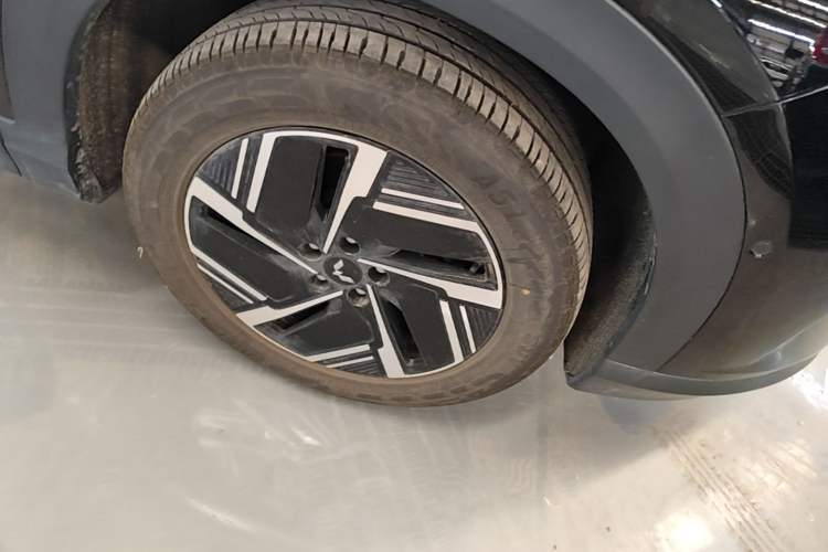 Used Wuling Xingguang S 2025 Model, 130km Flagship Edition Right Front Wheel Hub