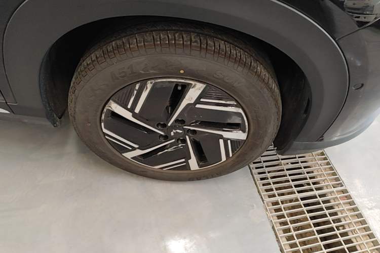 Used Wuling Xingguang S 2025 Model, 130km Flagship Edition Right Front Wheel Hub