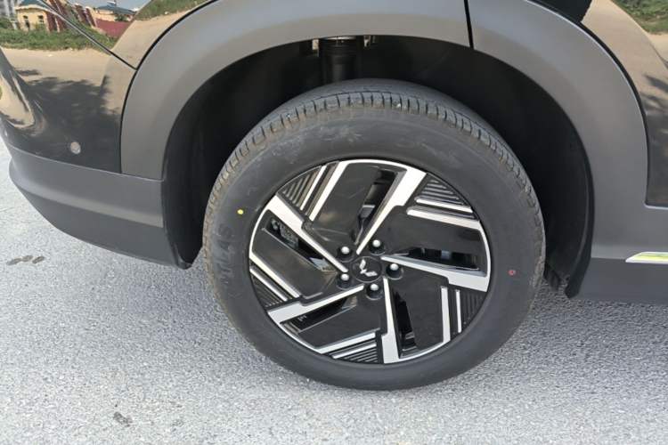 Used Wuling Xingguang S 2025 Model, 130km Flagship Edition Right Rear Wheel Hub