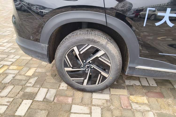 Used Wuling Xingguang S 2025 Model, 130km Flagship Edition Right Rear Wheel Hub