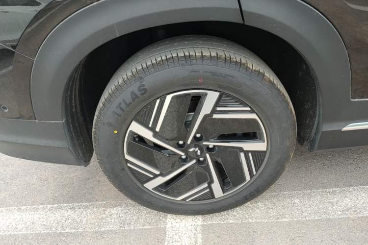 Used Wuling Xingguang S 2025 Model, 130km Flagship Edition Right Rear Wheel Hub