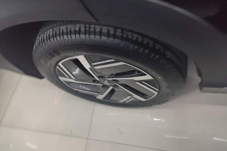 Used Wuling Xingguang S 2025 Model, 130km Flagship Edition Right Rear Wheel Hub