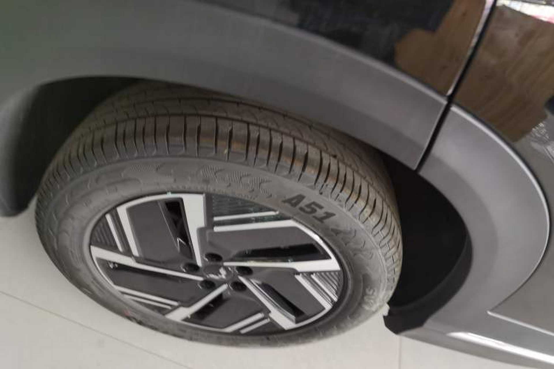 Used Wuling Xingguang S 2025 Model, 130km Flagship Edition Right Rear Wheel Hub
