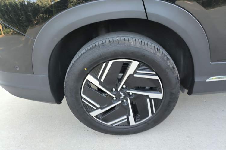 Used Wuling Xingguang S 2025 Model, 130km Flagship Edition Right Rear Wheel Hub
